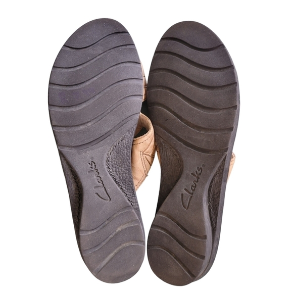 CLARKS Bendables Women's Sz 10 Nikki Peridot Leather T Strap Slide Sandal Tan - Picture 10 of 11